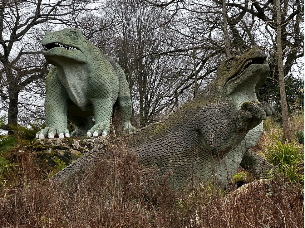Esculturas de Iguanodon en los jardines del Palacio de Cristal (Londres). Fotografía: Diego Pol.